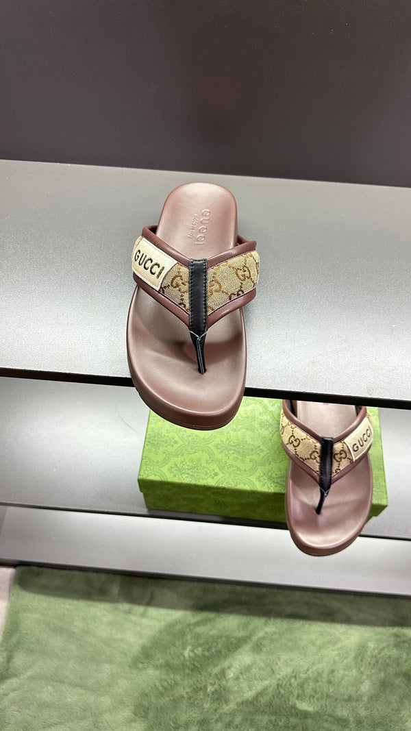 Sandali infradito da uomo GG in pelle di poliestere marrone 547249