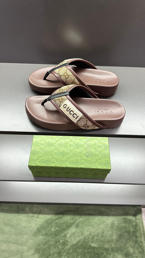 Sandali infradito da uomo GG in pelle di poliestere marrone 547249