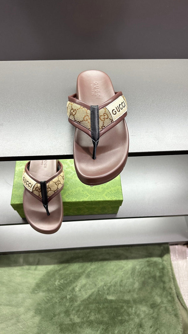 Sandali infradito da uomo GG in pelle di poliestere marrone 547249