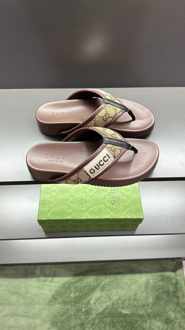 Sandali infradito da uomo GG in pelle di poliestere marrone 547249