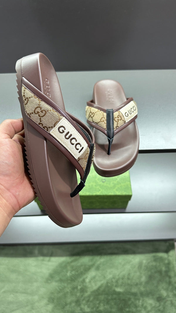 Sandali infradito da uomo GG in pelle di poliestere marrone 547249