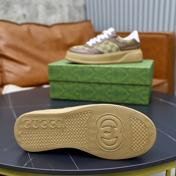 Sneaker da uomo GG in pelle di pecora marrone 523160