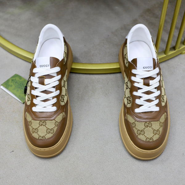 Sneaker da uomo GG in pelle di pecora marrone 523160