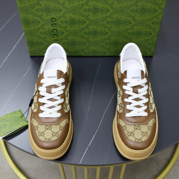 Sneaker da uomo GG in pelle di pecora marrone 523160