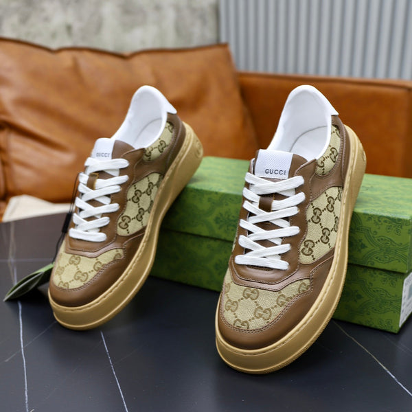 Sneaker da uomo GG in pelle di pecora marrone 523160