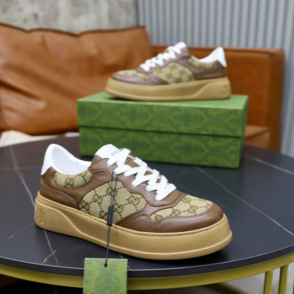 Sneaker da uomo GG in pelle di pecora marrone 523160