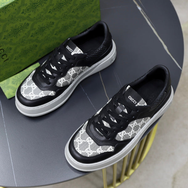 Sneaker da uomo GG in pelle di pecora nera 523161