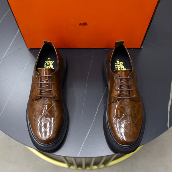 Scarpe Derby da uomo HM in pelle verniciata marrone 581372