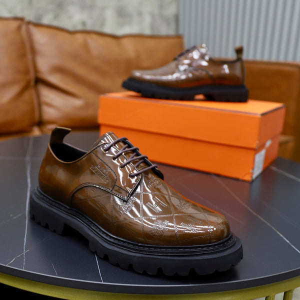 Scarpe Derby da uomo HM in pelle verniciata marrone 581372