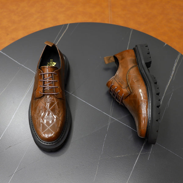 Scarpe Derby da uomo HM in pelle verniciata marrone 581372