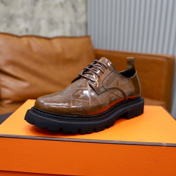 Scarpe Derby da uomo HM in pelle verniciata marrone 581372