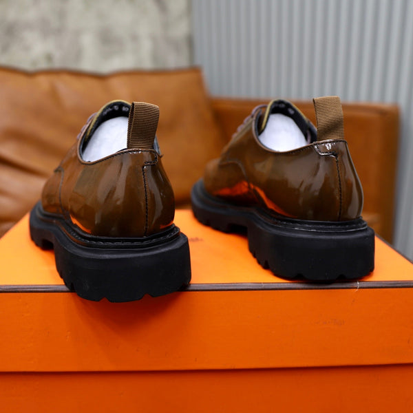 Scarpe Derby da uomo HM in pelle verniciata marrone 581372