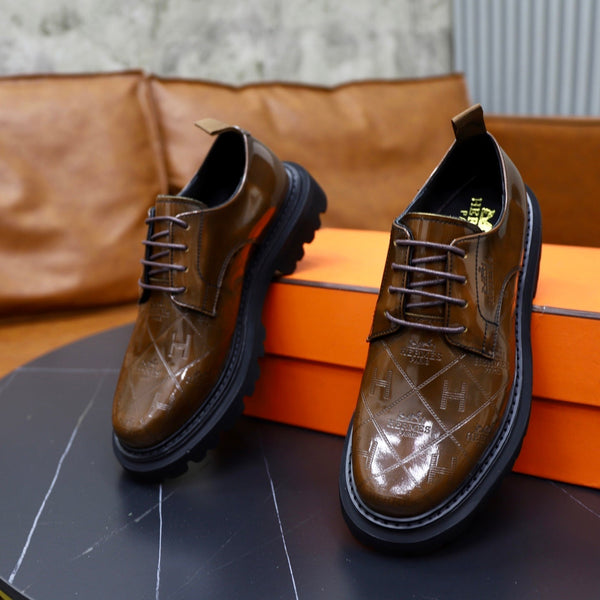 Scarpe Derby da uomo HM in pelle verniciata marrone 581372