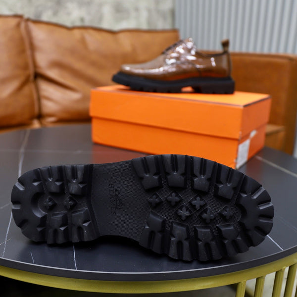 Scarpe Derby da uomo HM in pelle verniciata marrone 581372