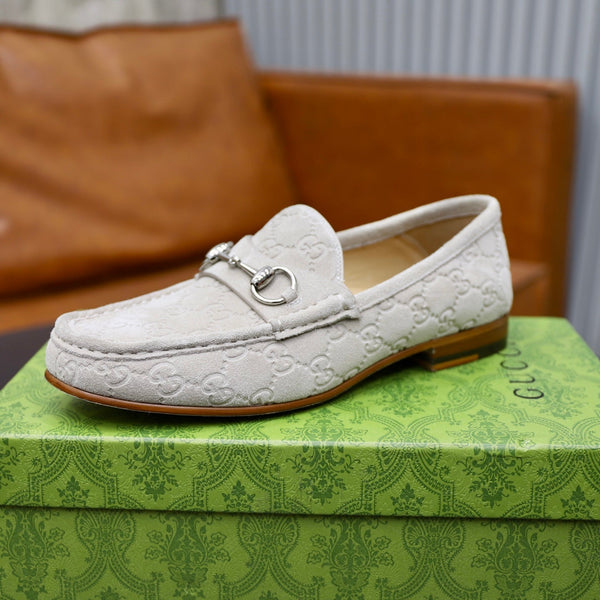 Mocassino da uomo GG con morsetto in pelle scamosciata grigia 600388