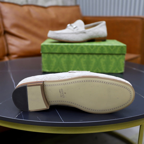 Mocassino da uomo GG con morsetto in pelle scamosciata grigia 600388