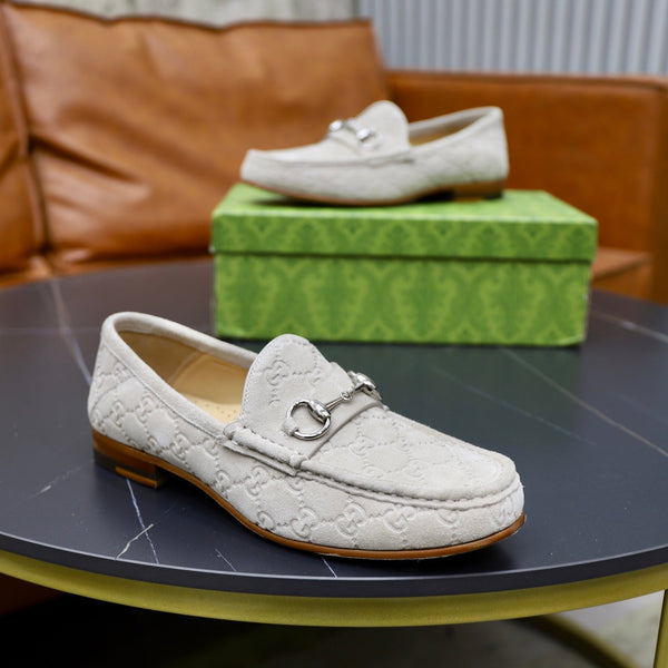 Mocassino da uomo GG con morsetto in pelle scamosciata grigia 600388