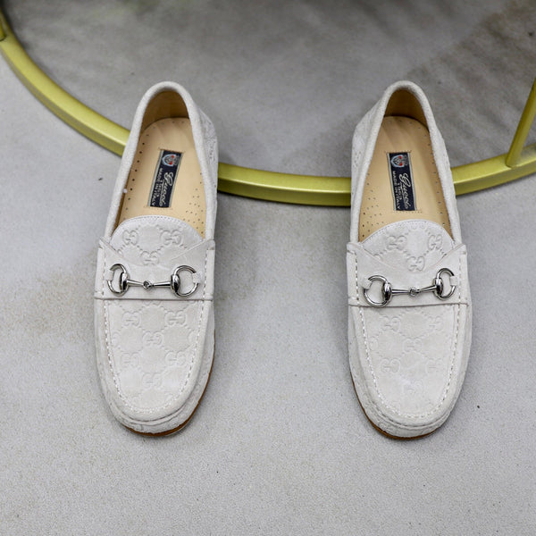 Mocassino da uomo GG con morsetto in pelle scamosciata grigia 600388