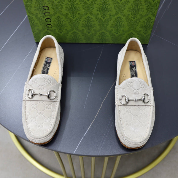 Mocassino da uomo GG con morsetto in pelle scamosciata grigia 600388