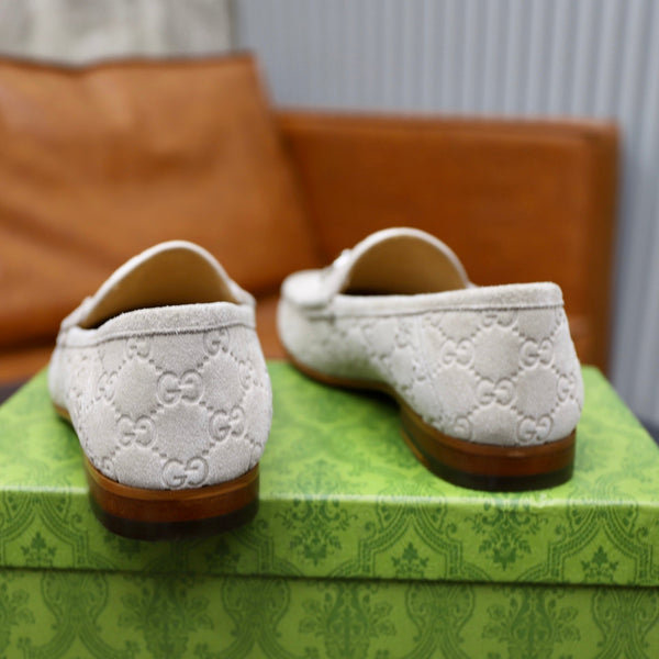 Mocassino da uomo GG con morsetto in pelle scamosciata grigia 600388