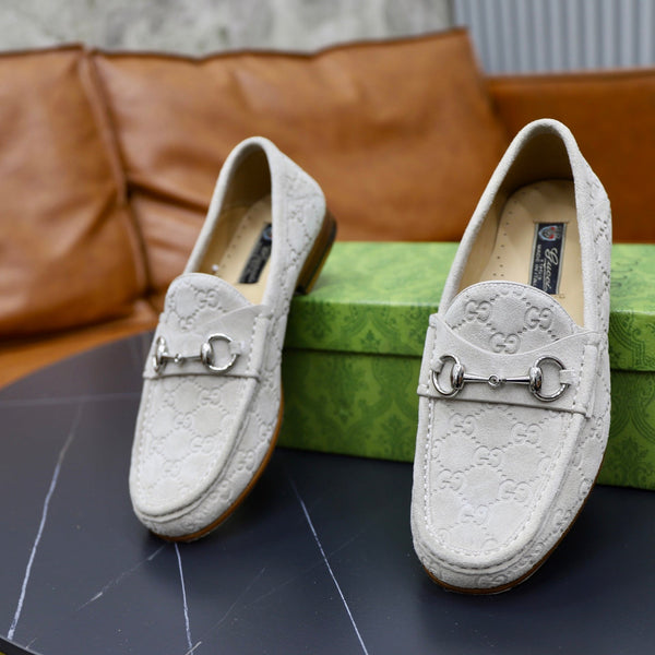 Mocassino da uomo GG con morsetto in pelle scamosciata grigia 600388