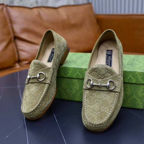 Mocassino da uomo GG Horsebit in pelle scamosciata verde oliva 600394