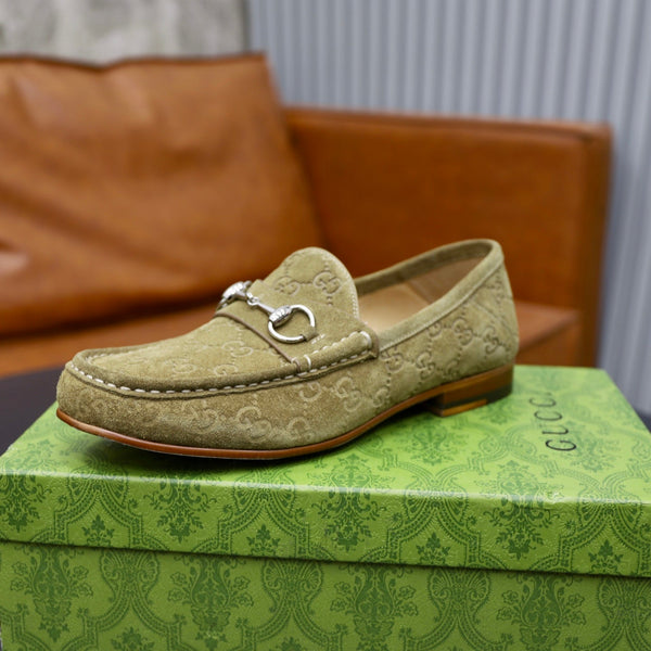 Mocassino da uomo GG Horsebit in pelle scamosciata verde oliva 600394