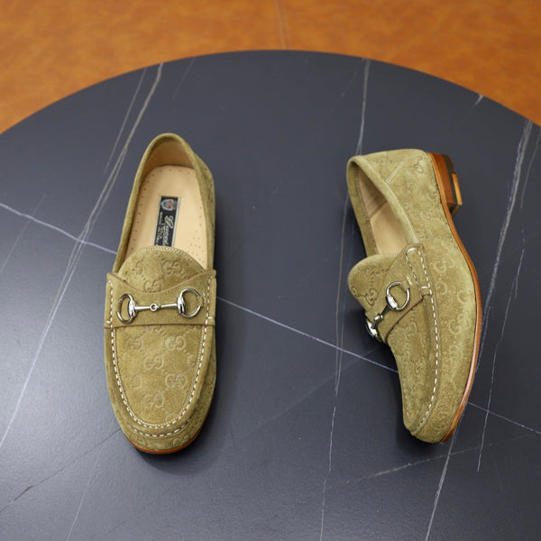 Mocassino da uomo GG Horsebit in pelle scamosciata verde oliva 600394