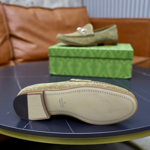 Mocassino da uomo GG Horsebit in pelle scamosciata verde oliva 600394