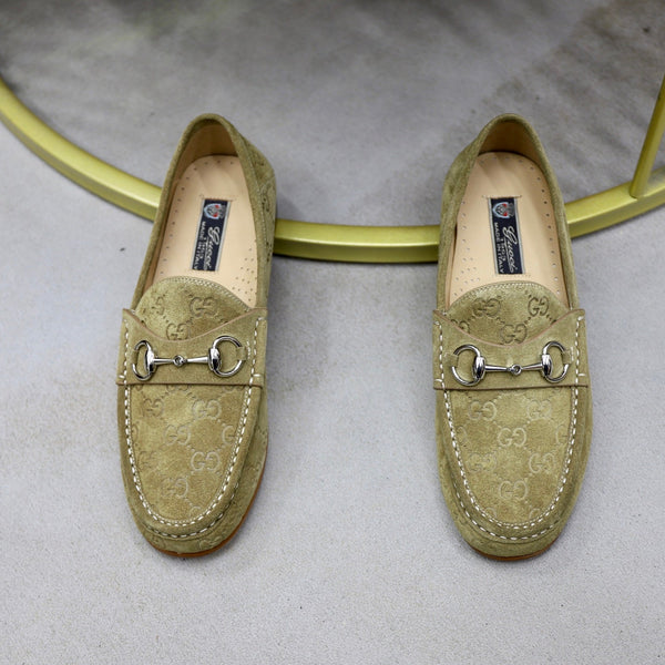 Mocassino da uomo GG Horsebit in pelle scamosciata verde oliva 600394