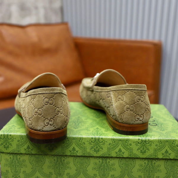 Mocassino da uomo GG Horsebit in pelle scamosciata verde oliva 600394