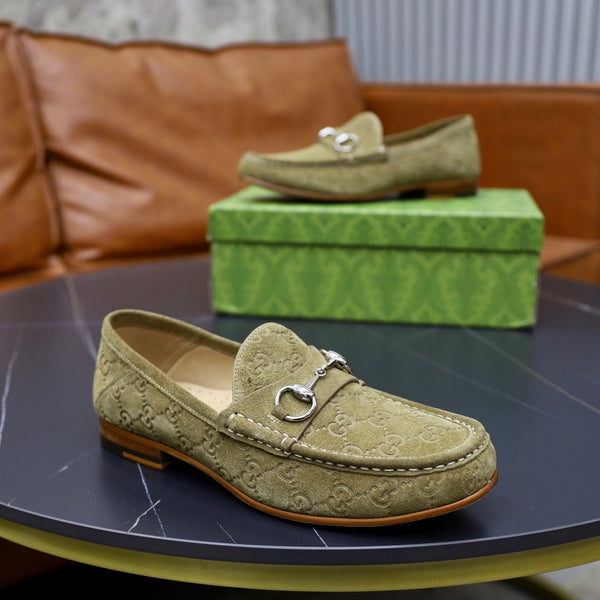 Mocassino da uomo GG Horsebit in pelle scamosciata verde oliva 600394