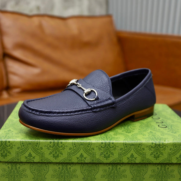 Mocassino da uomo GG con morsetto in pelle di vacchetta blu 600398