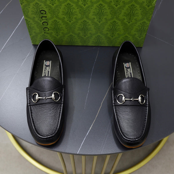 Mocassino con morsetto da uomo GG in pelle di vacchetta nera 600399