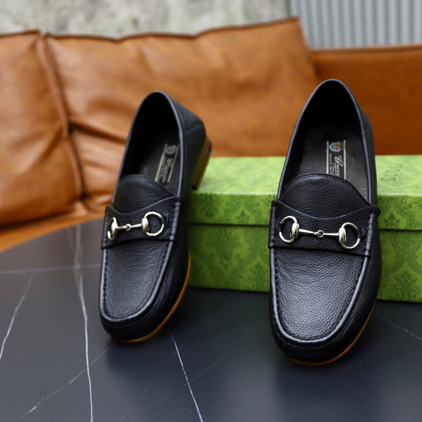 Mocassino con morsetto da uomo GG in pelle di vacchetta nera 600399