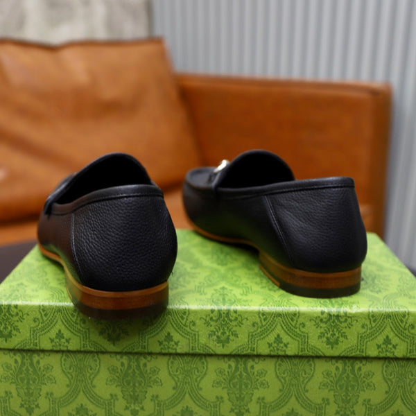 Mocassino con morsetto da uomo GG in pelle di vacchetta nera 600399