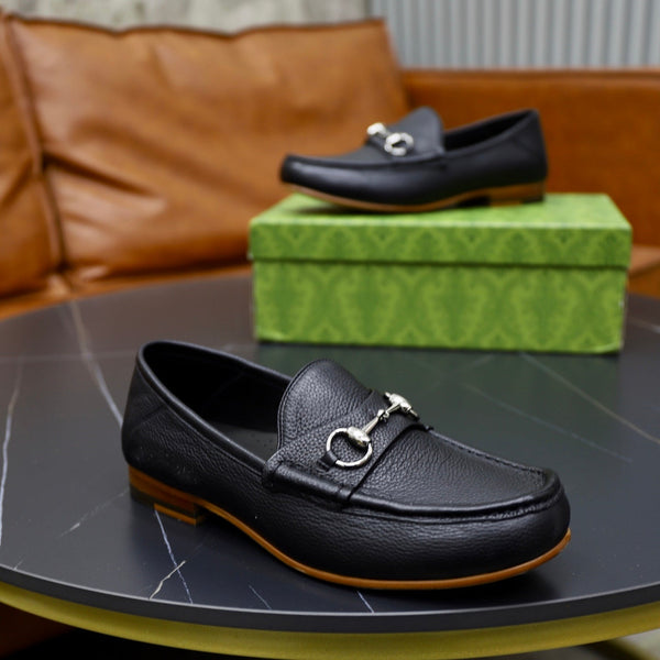 Mocassino con morsetto da uomo GG in pelle di vacchetta nera 600399