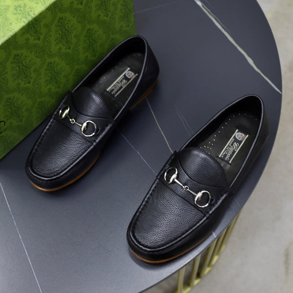 Mocassino con morsetto da uomo GG in pelle di vacchetta nera 600399