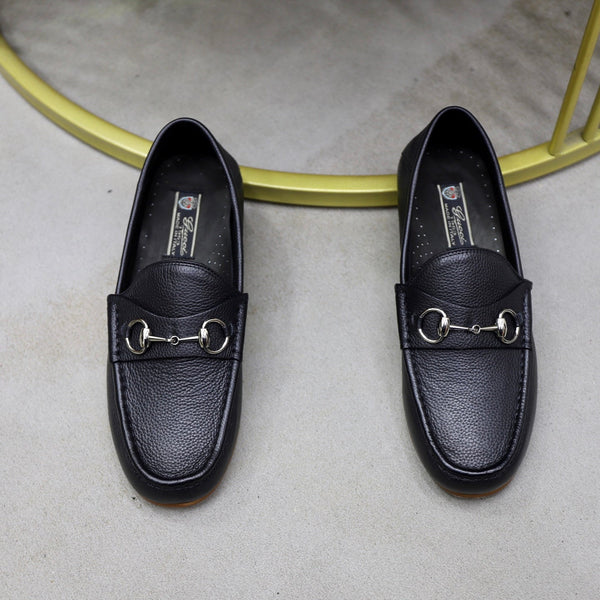 Mocassino con morsetto da uomo GG in pelle di vacchetta nera 600399