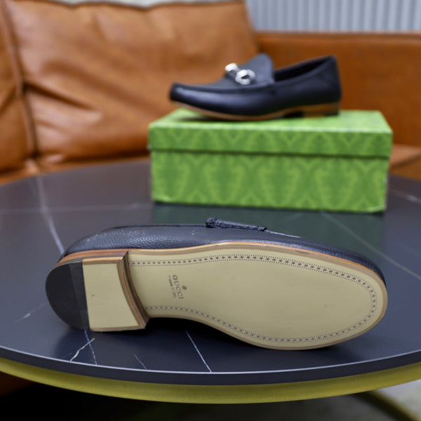 Mocassino con morsetto da uomo GG in pelle di vacchetta nera 600399