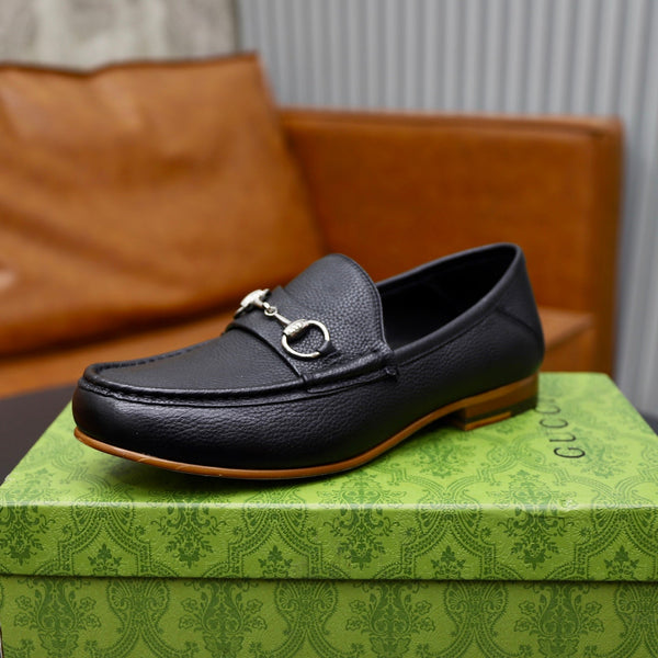 Mocassino con morsetto da uomo GG in pelle di vacchetta nera 600399