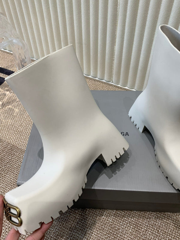 WHITE SCULPTED RUBBER BOOTS WITH GOLD MONOGRAM