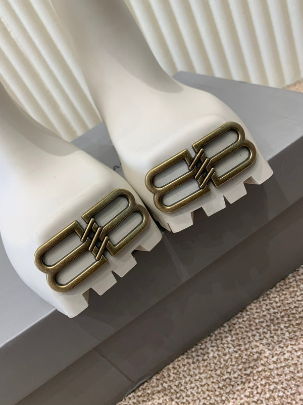 WHITE SCULPTED RUBBER BOOTS WITH GOLD MONOGRAM