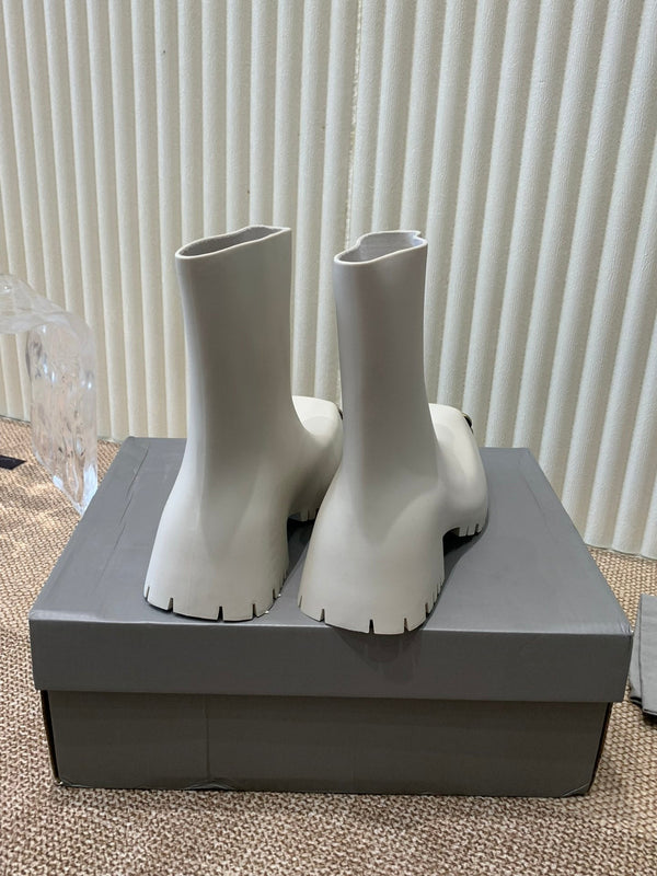 WHITE SCULPTED RUBBER BOOTS WITH GOLD MONOGRAM