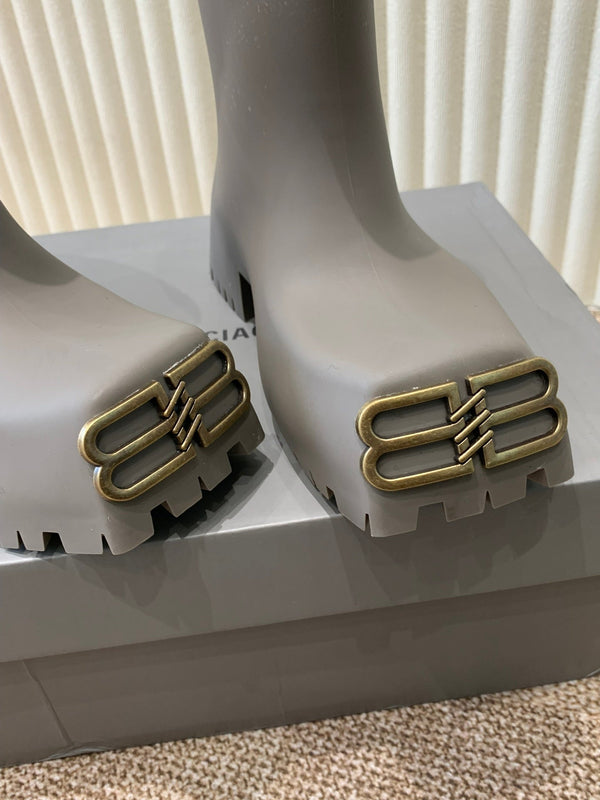 MATTE GRAY SCULPTED RUBBER BOOTS WITH GOLD MONOGRAM