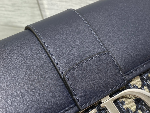 BORSA MONTAIGNE EAST-WEST 25 CON CATENA IN PELLE DI AGNELLO BLU NAVY E JACQUARD CON MONOGRAMMA