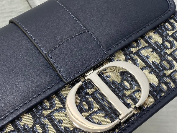 BORSA MONTAIGNE EAST-WEST 25 CON CATENA IN PELLE DI AGNELLO BLU NAVY E JACQUARD CON MONOGRAMMA