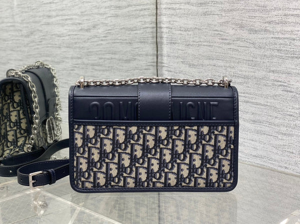 BORSA MONTAIGNE EAST-WEST 25 CON CATENA IN PELLE DI AGNELLO BLU NAVY E JACQUARD CON MONOGRAMMA