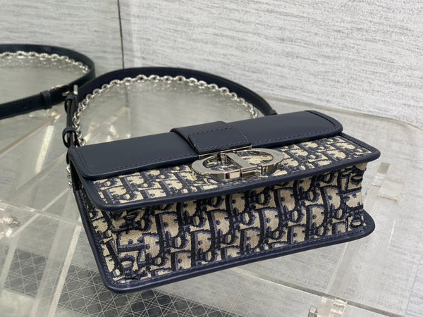 BORSA MONTAIGNE EAST-WEST 25 CON CATENA IN PELLE DI AGNELLO BLU NAVY E JACQUARD CON MONOGRAMMA