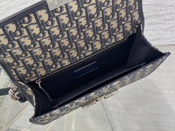 BORSA MONTAIGNE EAST-WEST 25 CON CATENA IN PELLE DI AGNELLO BLU NAVY E JACQUARD CON MONOGRAMMA